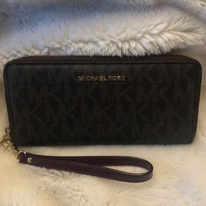 Michael Kors Jet Set Waller/Clutch